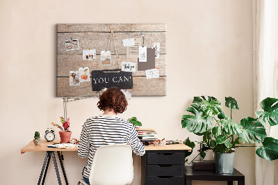 Tablero de anuncios con diseño motivacional sobre fondo de madera