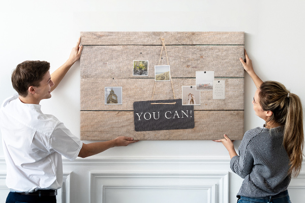 Tablero de anuncios con diseño motivacional sobre fondo de madera