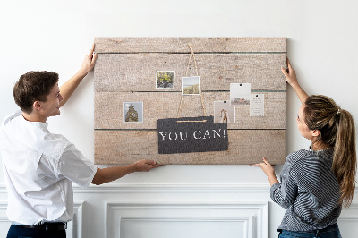 Tablero de anuncios con diseño motivacional sobre fondo de madera