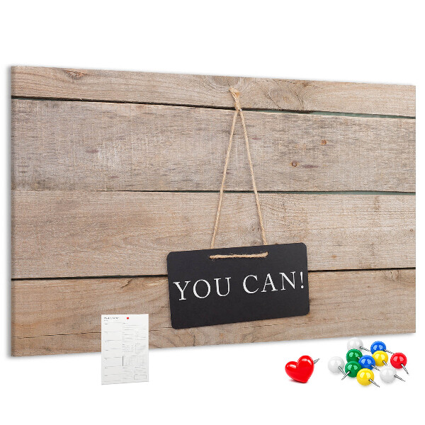 Tablero de anuncios con diseño motivacional sobre fondo de madera
