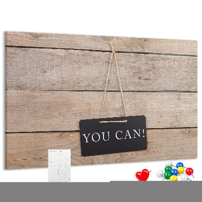 Tablero de anuncios con diseño motivacional sobre fondo de madera