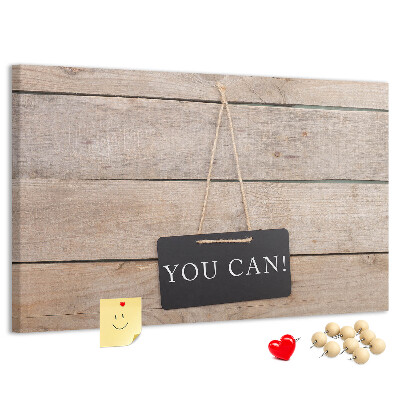 Tablero de anuncios con diseño motivacional sobre fondo de madera