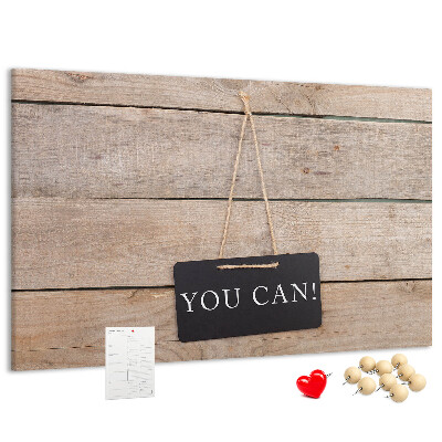Tablero de anuncios con diseño motivacional sobre fondo de madera