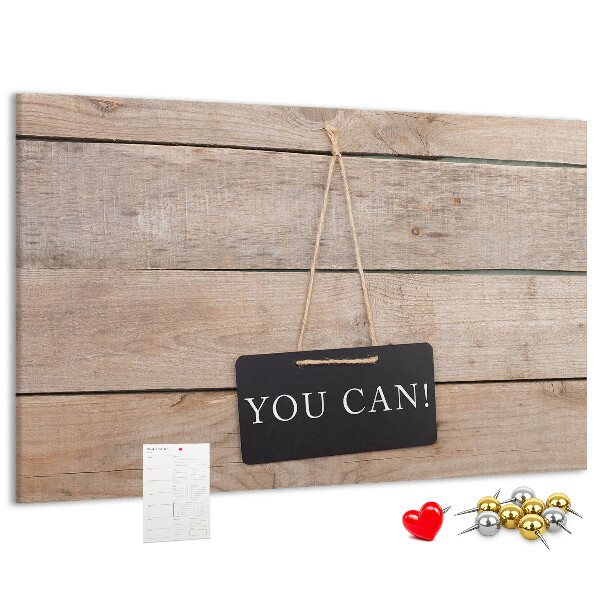 Tablero de anuncios con diseño motivacional sobre fondo de madera