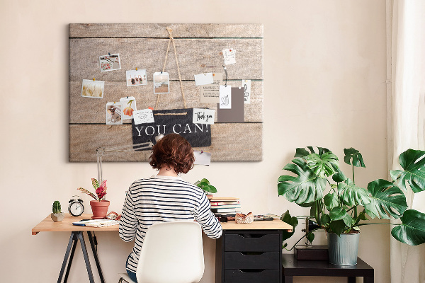 Tablero de anuncios con diseño motivacional sobre fondo de madera