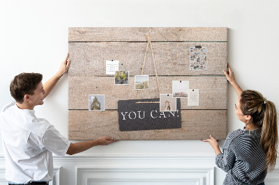 Tablero de anuncios con diseño motivacional sobre fondo de madera