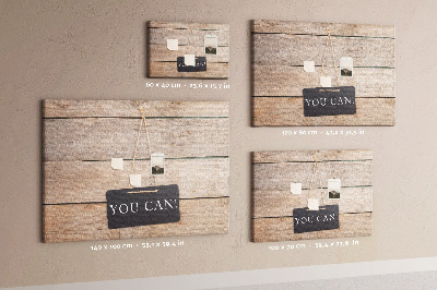 Tablero de anuncios con diseño motivacional sobre fondo de madera