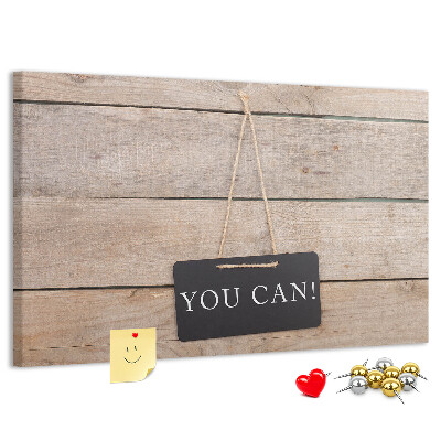 Tablero de anuncios con diseño motivacional sobre fondo de madera
