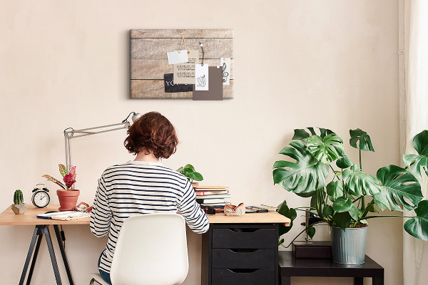 Tablero de anuncios con diseño motivacional sobre fondo de madera