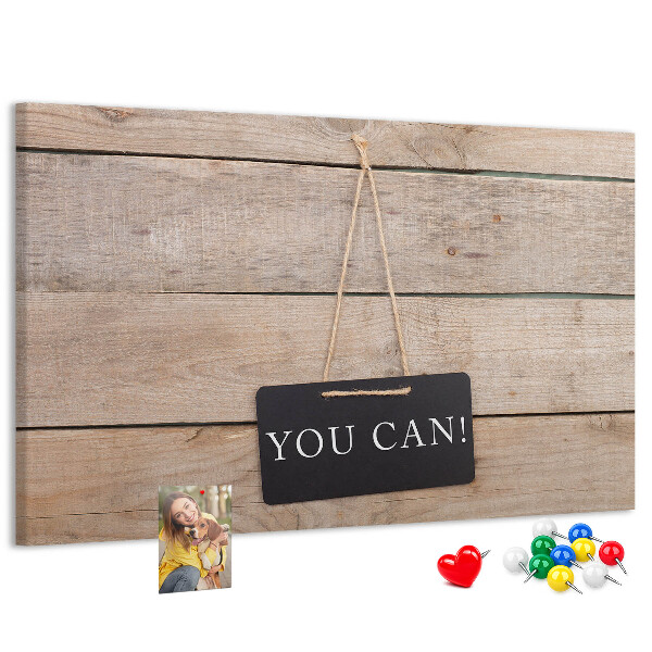 Tablero de anuncios con diseño motivacional sobre fondo de madera