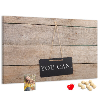 Tablero de anuncios con diseño motivacional sobre fondo de madera