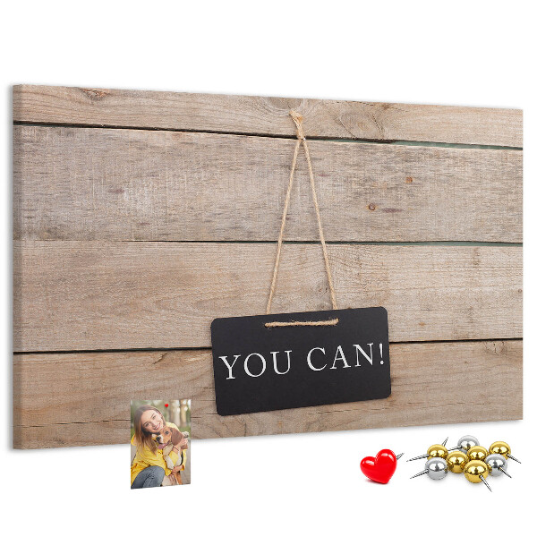 Tablero de anuncios con diseño motivacional sobre fondo de madera