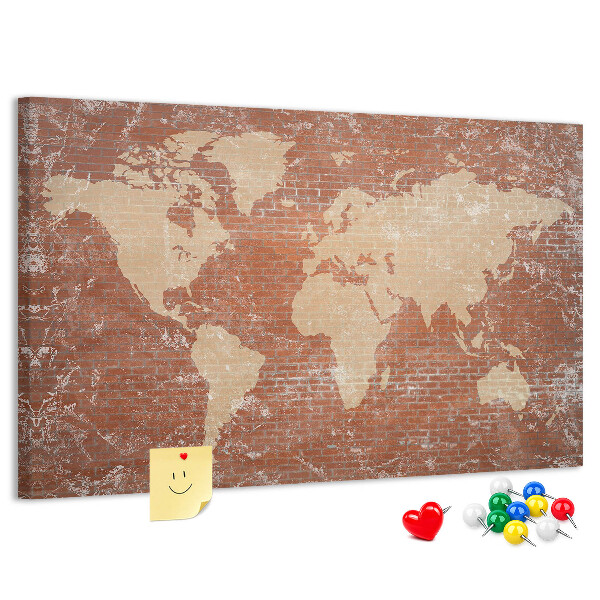 Tablero de corcho decorado Un mapamundi contra una pared de ladrillos