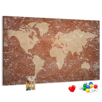 Tablero de corcho decorado Un mapamundi contra una pared de ladrillos