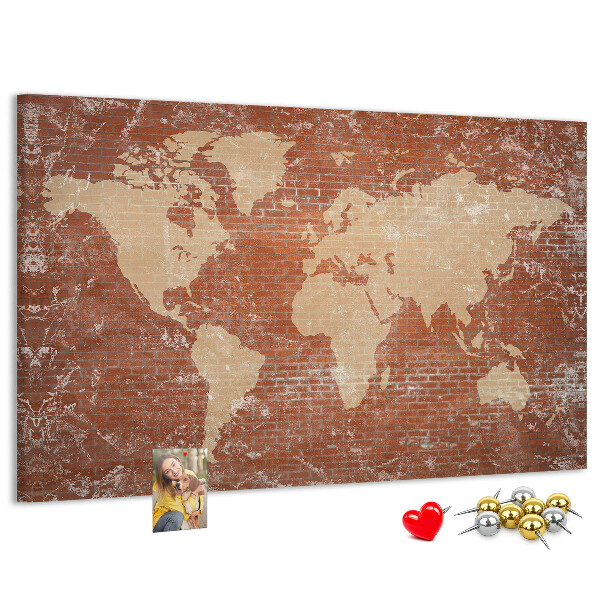 Tablero de corcho decorado Un mapamundi contra una pared de ladrillos