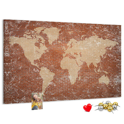 Tablero de corcho decorado Un mapamundi contra una pared de ladrillos