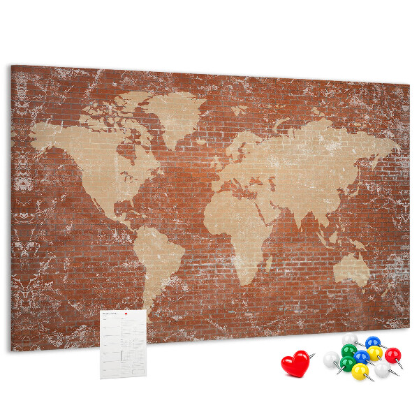 Tablero de corcho decorado Un mapamundi contra una pared de ladrillos
