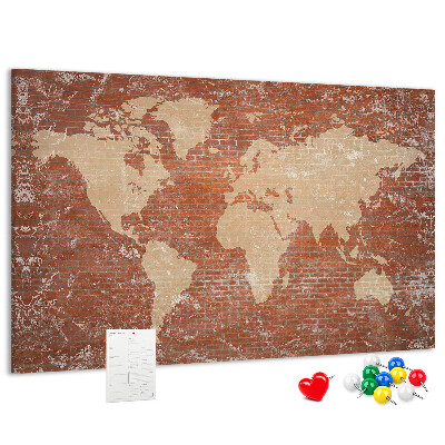 Tablero de corcho decorado Un mapamundi contra una pared de ladrillos