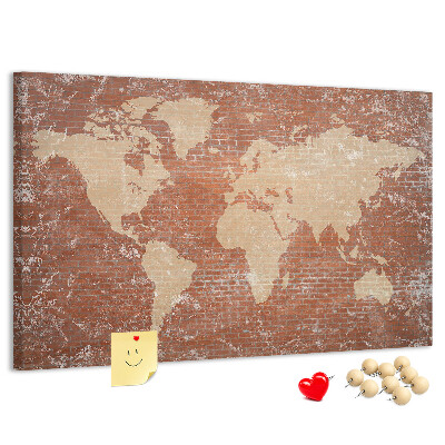Tablero de corcho decorado Un mapamundi contra una pared de ladrillos