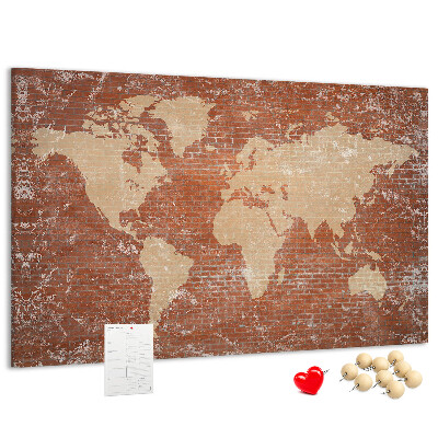 Tablero de corcho decorado Un mapamundi contra una pared de ladrillos