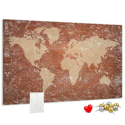 Tablero de corcho decorado Un mapamundi contra una pared de ladrillos