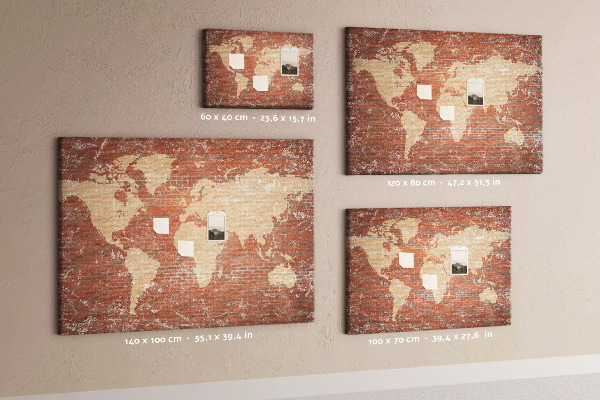 Tablero de corcho decorado Un mapamundi contra una pared de ladrillos