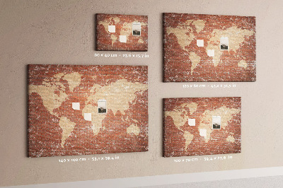 Tablero de corcho decorado Un mapamundi contra una pared de ladrillos