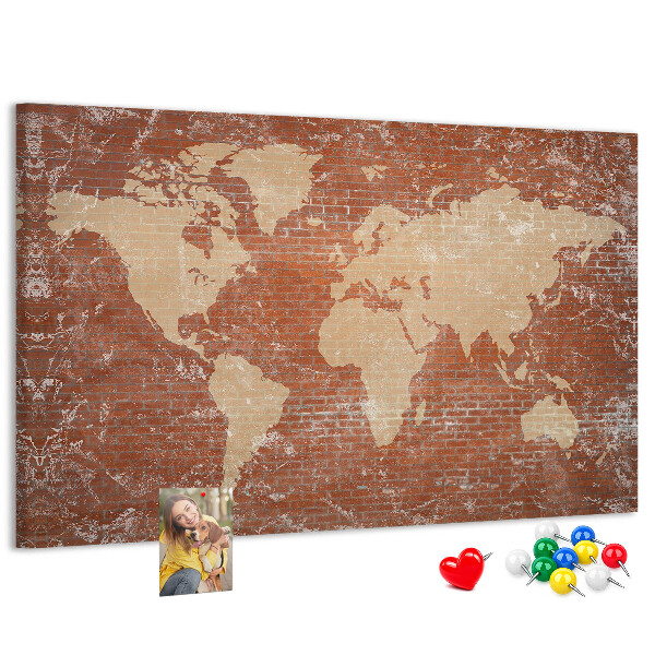 Tablero de corcho decorado Un mapamundi contra una pared de ladrillos