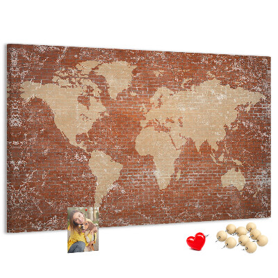 Tablero de corcho decorado Un mapamundi contra una pared de ladrillos
