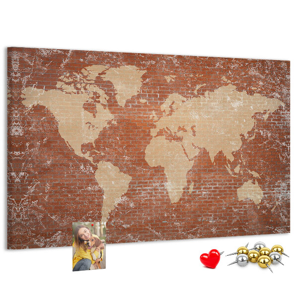 Tablero de corcho decorado Un mapamundi contra una pared de ladrillos