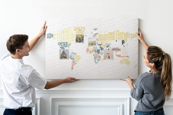 Tablero de anuncios Mapa del mundo con los nombres de los países en palabras.