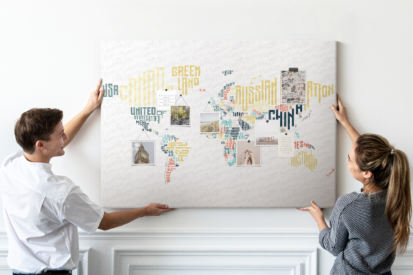 Tablero de anuncios Mapa del mundo con los nombres de los países en palabras.