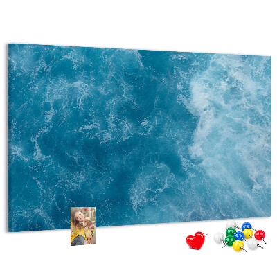 Pizarra de corcho con diseño inspirado en el azul profundo de las olas del mar y la espuma