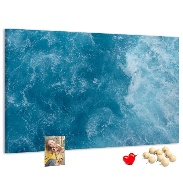 Pizarra de corcho con diseño inspirado en el azul profundo de las olas del mar y la espuma