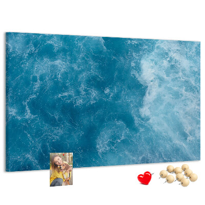 Pizarra de corcho con diseño inspirado en el azul profundo de las olas del mar y la espuma