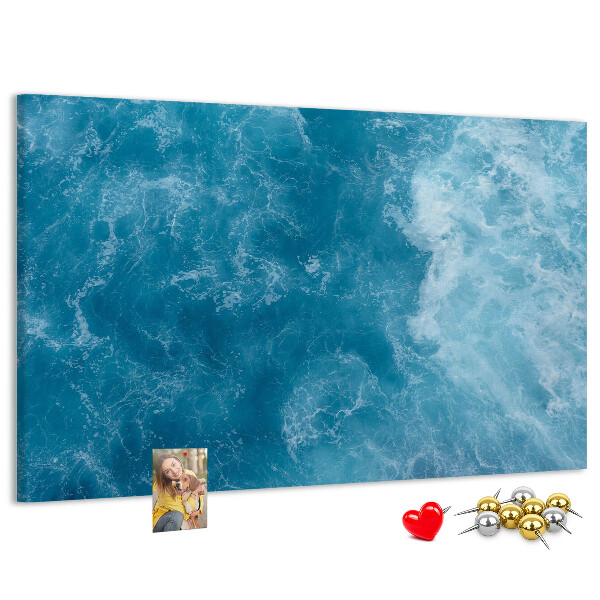 Pizarra de corcho con diseño inspirado en el azul profundo de las olas del mar y la espuma