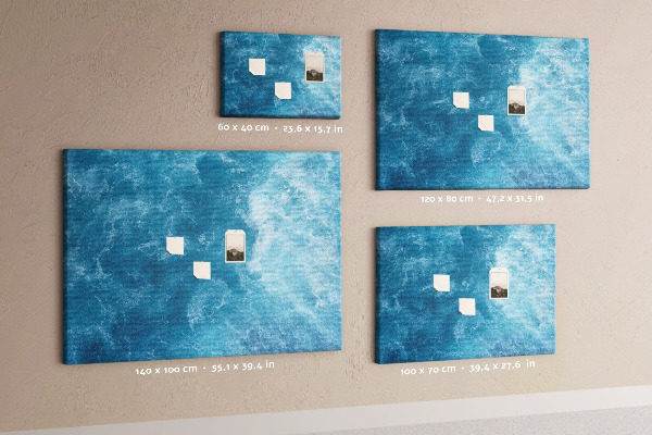 Pizarra de corcho con diseño inspirado en el azul profundo de las olas del mar y la espuma