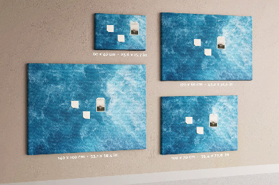 Pizarra de corcho con diseño inspirado en el azul profundo de las olas del mar y la espuma
