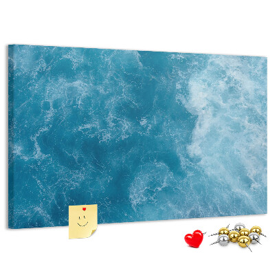 Pizarra de corcho con diseño inspirado en el azul profundo de las olas del mar y la espuma