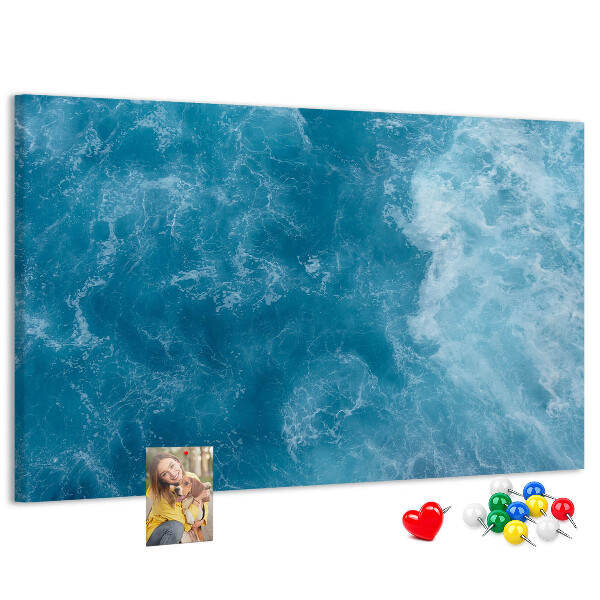Pizarra de corcho con diseño inspirado en el azul profundo de las olas del mar y la espuma