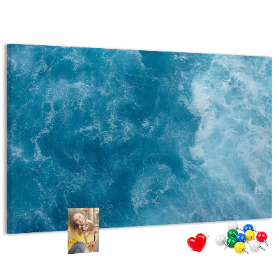 Pizarra de corcho con diseño inspirado en el azul profundo de las olas del mar y la espuma