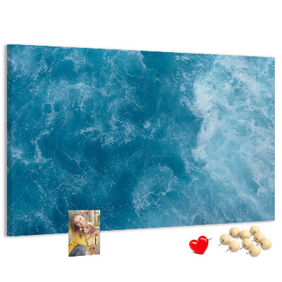 Pizarra de corcho con diseño inspirado en el azul profundo de las olas del mar y la espuma