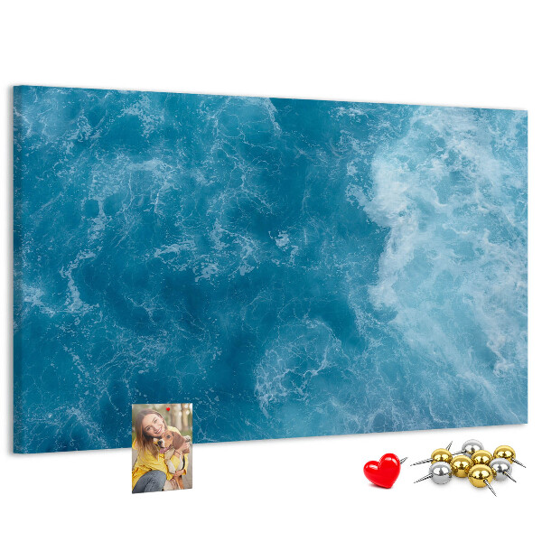 Pizarra de corcho con diseño inspirado en el azul profundo de las olas del mar y la espuma