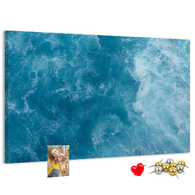 Pizarra de corcho con diseño inspirado en el azul profundo de las olas del mar y la espuma