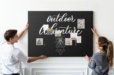 Tablero de anuncios con diseño de aventura al aire libre y símbolos