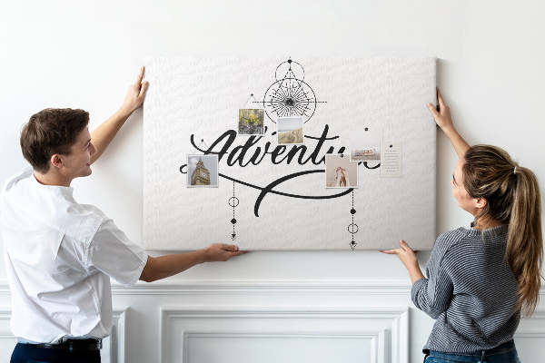 Tablero de anuncios con inscripción estilizada de motivos de viaje