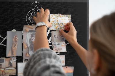 Tablero de corcho decorado con diseño de brújula y estrellas en un viaje hacia lo desconocido
