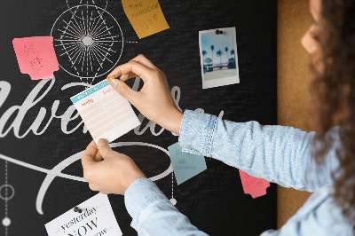Tablero de corcho decorado con diseño de brújula y estrellas en un viaje hacia lo desconocido