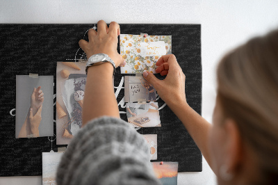 Tablero de corcho decorado con diseño de brújula y estrellas en un viaje hacia lo desconocido