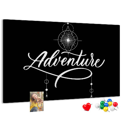 Tablero de corcho decorado con diseño de brújula y estrellas en un viaje hacia lo desconocido